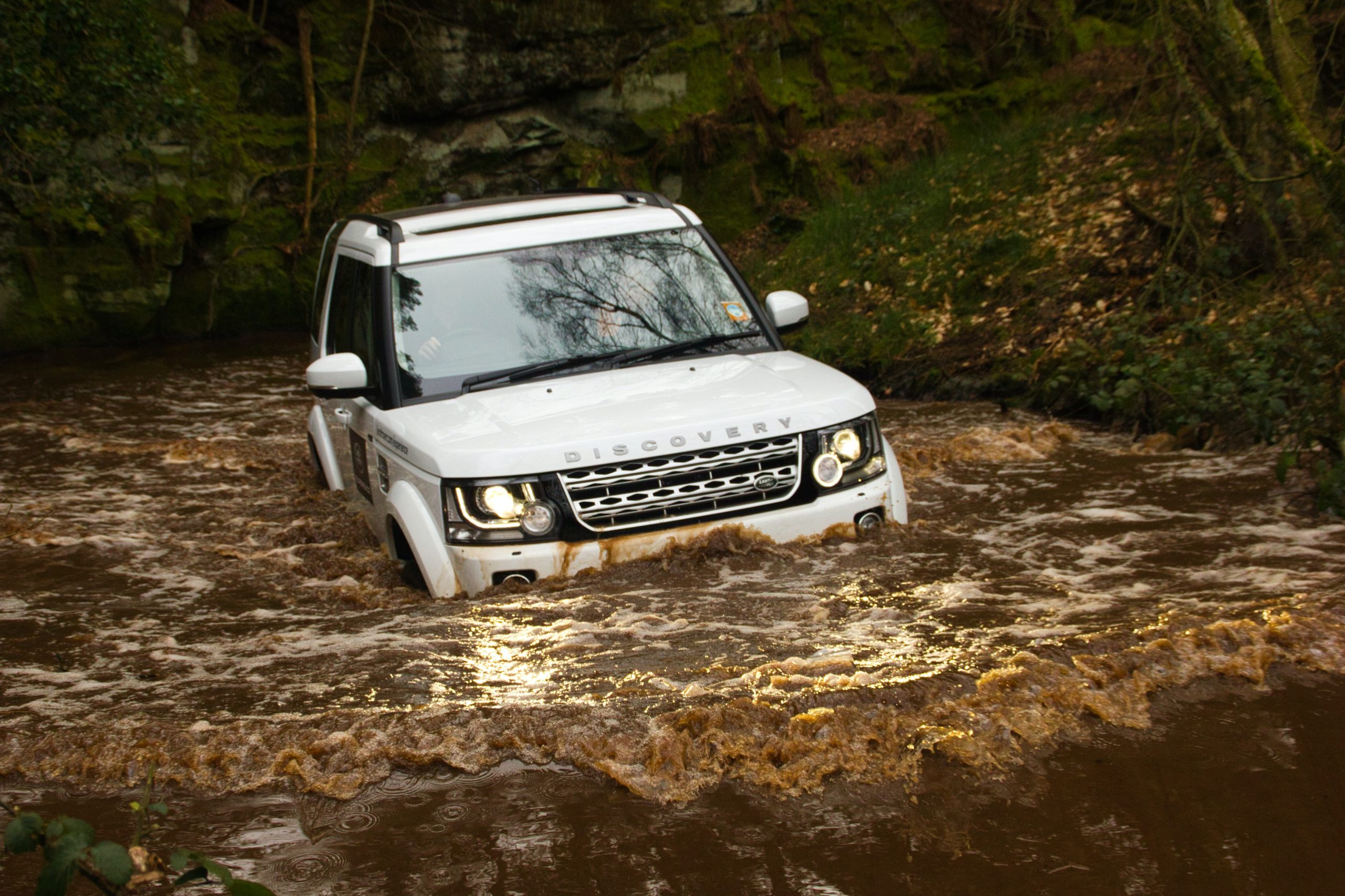Land Rover Discovery n River