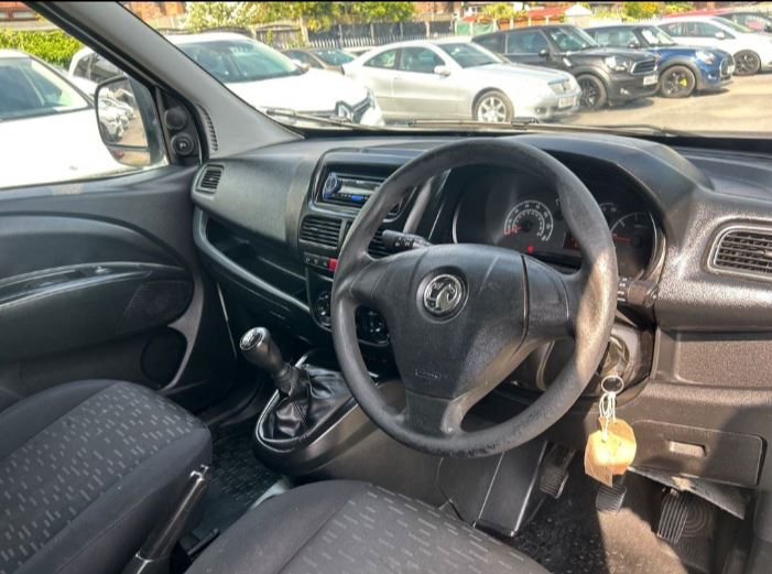 Vauxhall Combo 1.3 CDTi interior
